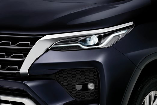 Toyota Fortuner — LED headlamp with distinctive LED line-guide DRL