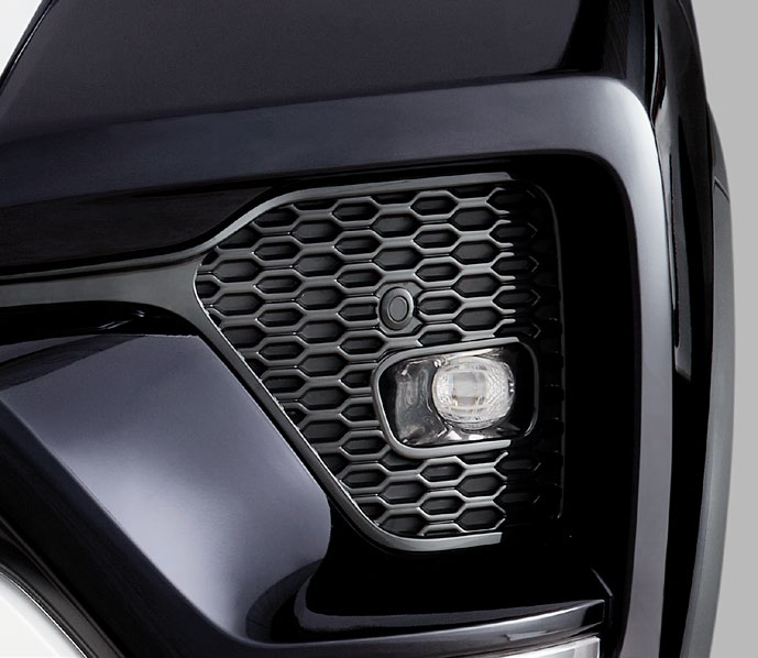 Toyota Fortuner — New-design front fog lamp set in a honeycomb bezel