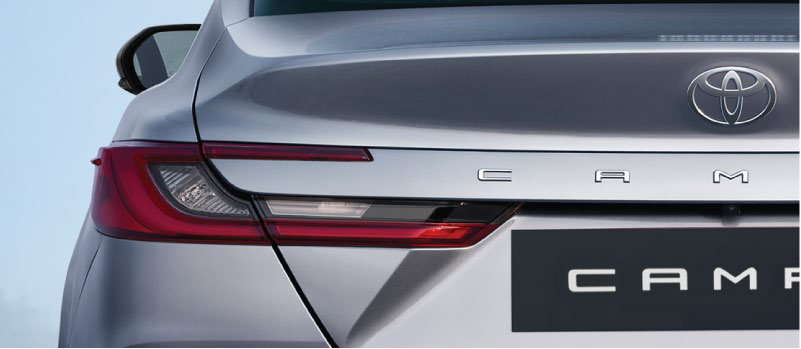 Toyota Camry — Full-width rear combination lamp with LED brake lights