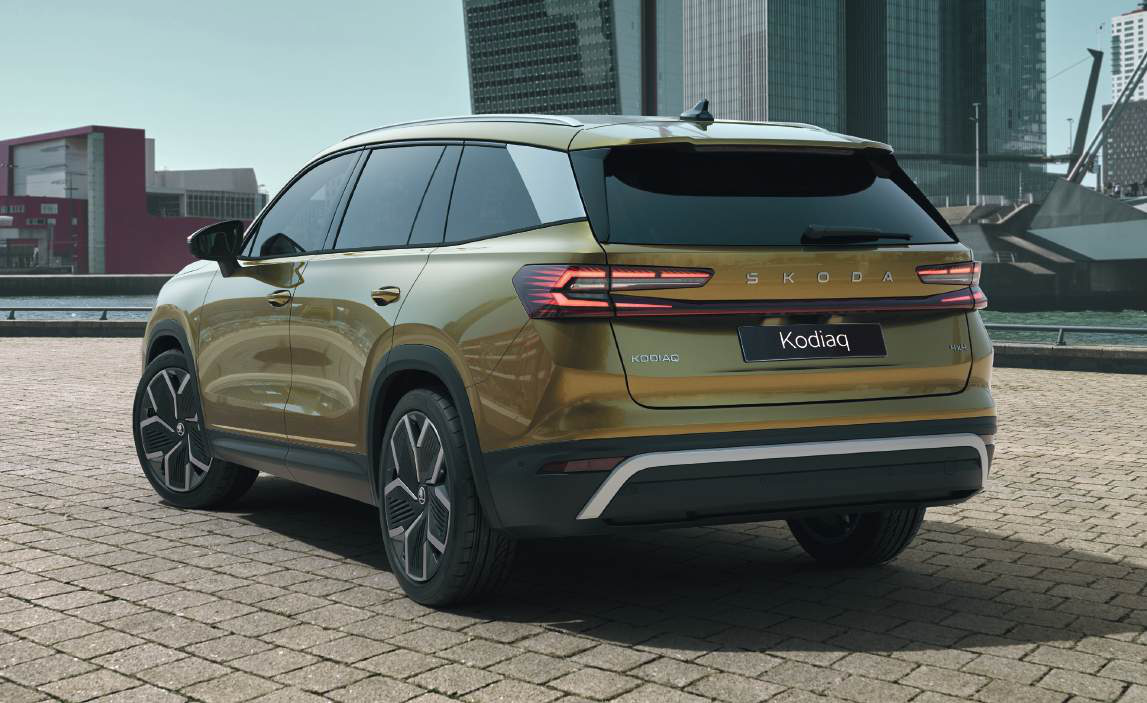 Skoda Kodiaq — Full-width connected LED tail lights with illuminated ŠKODA lettering