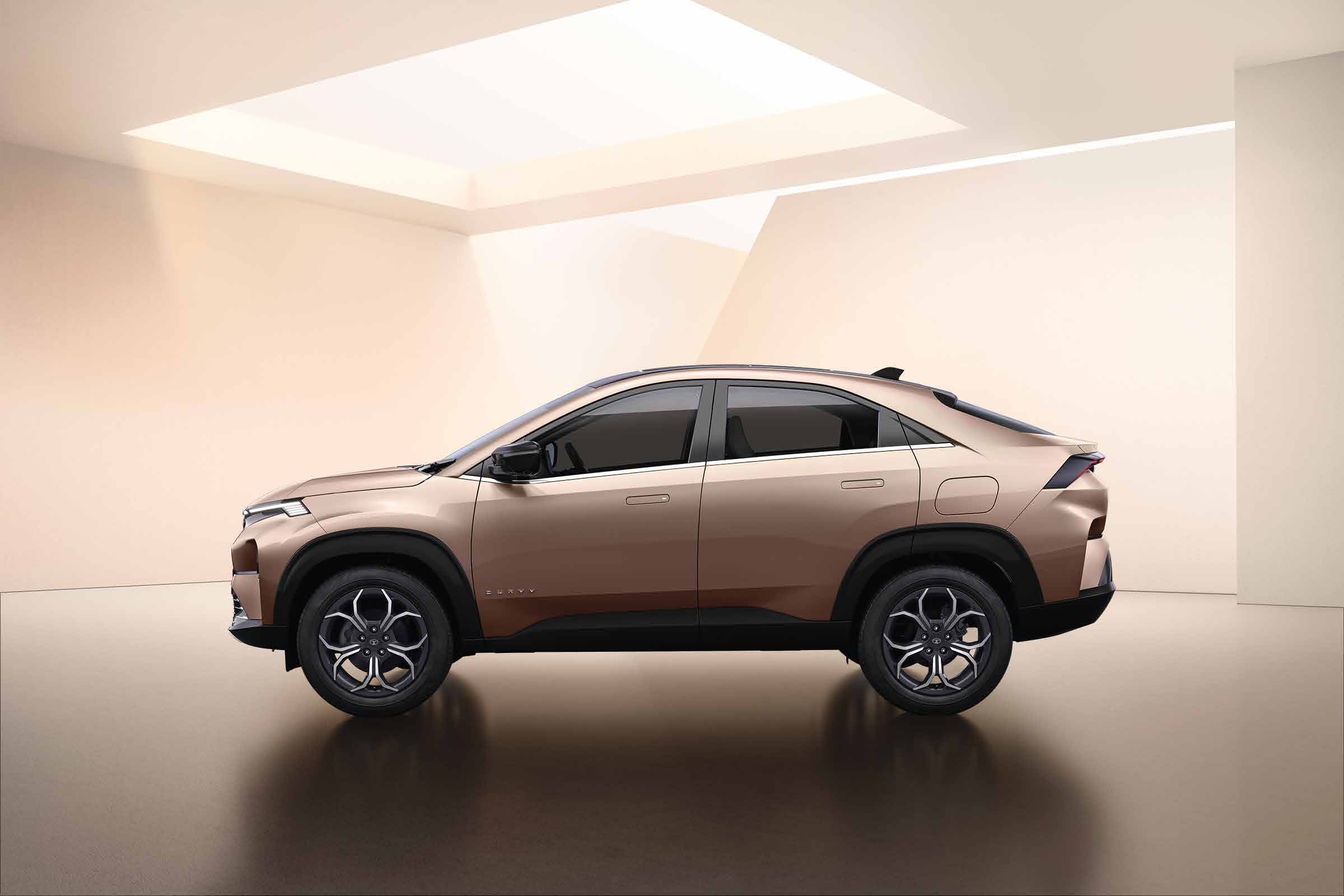 Tata Curvv — R18 diamond-cut alloy wheels, flush door handles with welcome light and a dual-tone roof on the coupe-SUV silhouette.