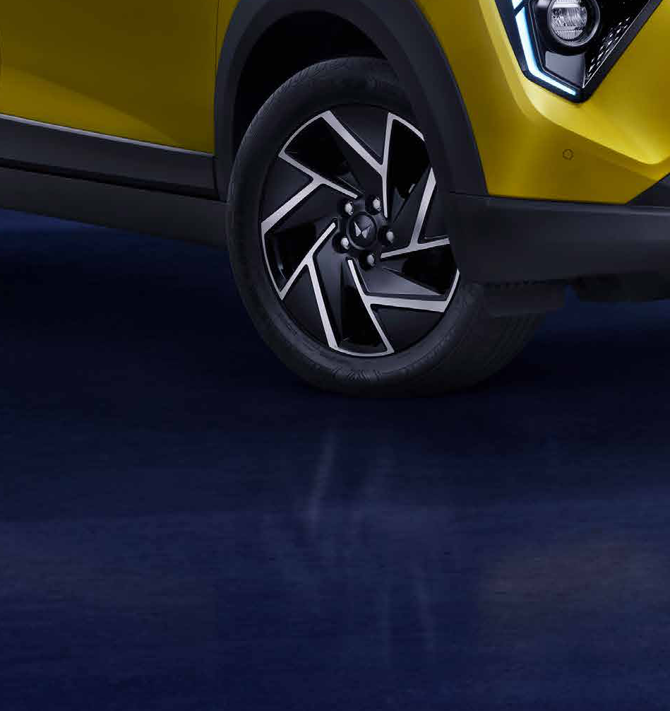 Mahindra XUV 3XO — R17 diamond-cut dual-tone alloy wheels