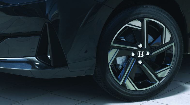 Honda City — Aero-Blade diamond-cut alloy wheels in a shark-gray and bright-clear finish