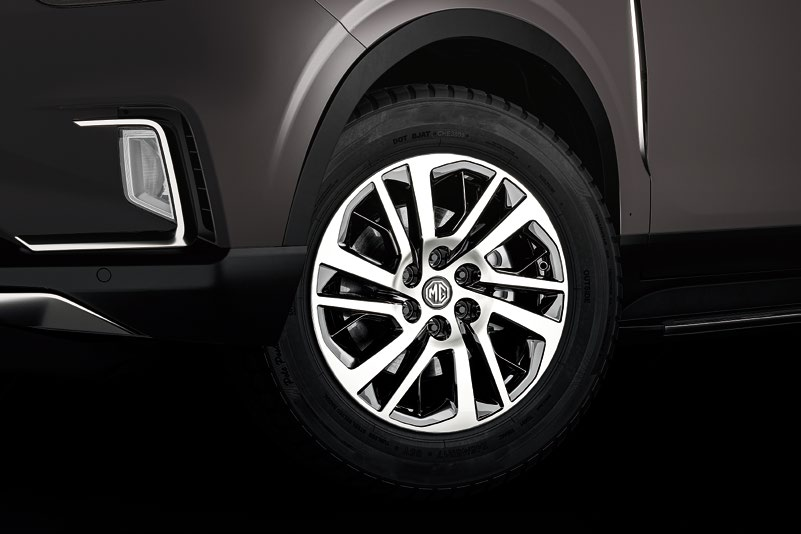 MG Gloster — Dual-tone diamond-cut alloy wheel with LED front fog lamp