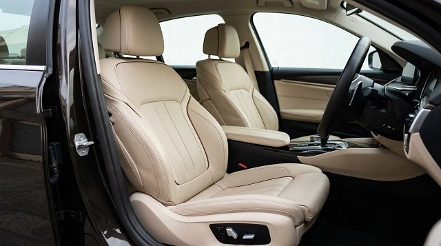 BMW 5 Series photo