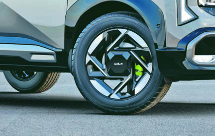 Kia Seltos — 18-inch crystal-cut alloy wheels with neon brake calipers