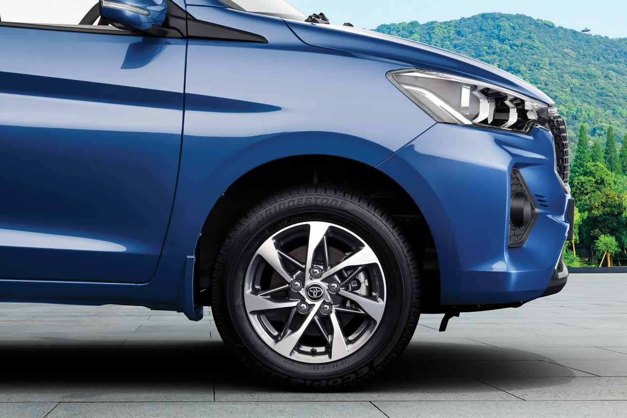 Toyota Rumion — Two-tone machined alloy wheels