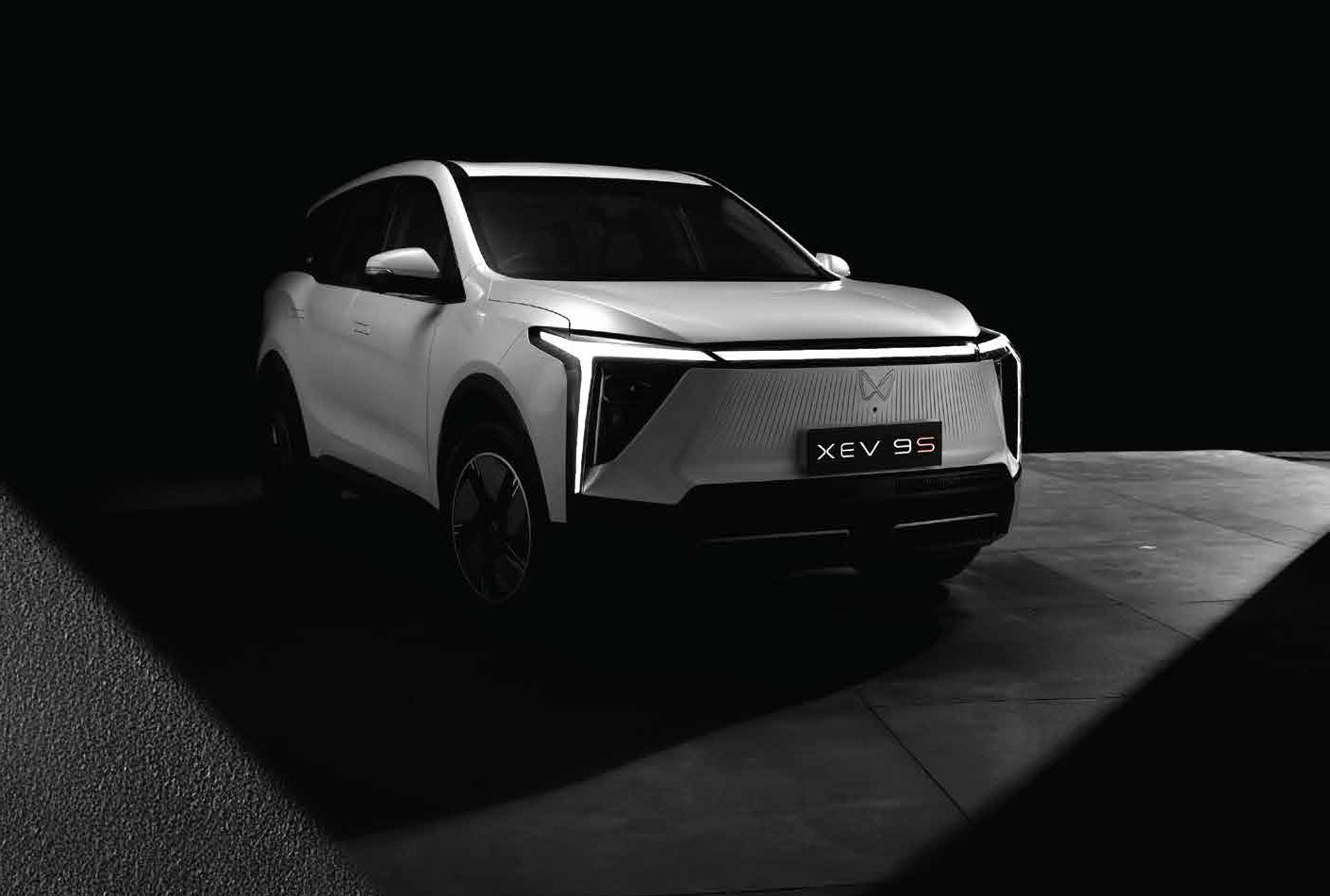Mahindra XEV 9S — Signature LED light bar with vertical DRL elements framing the grille