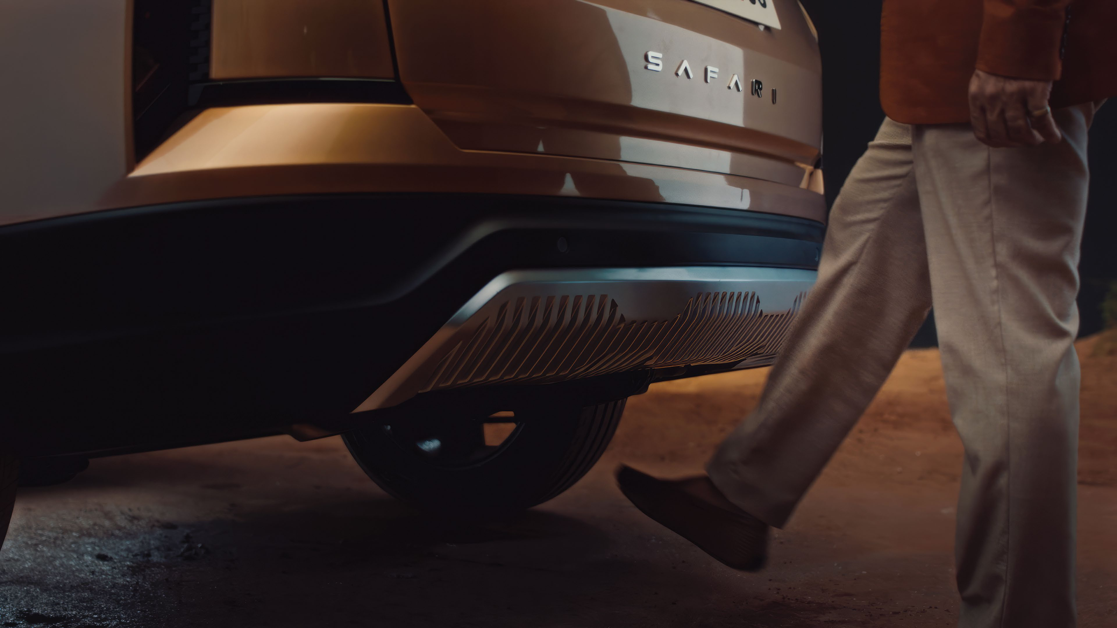 Tata Safari — Gesture controlled powered tailgate — open the boot with a kick under the rear bumper