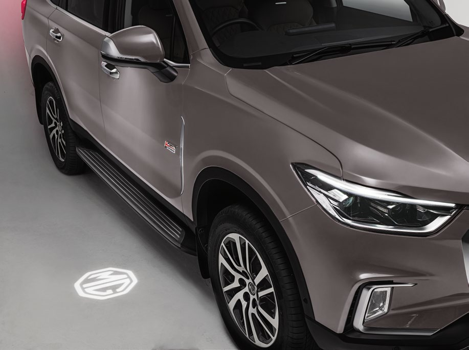 MG Gloster — MG-logo puddle-lamp projection alongside the LED headlamp