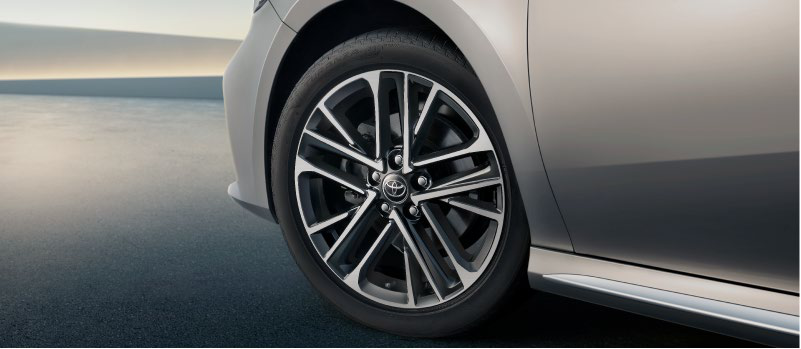 Toyota Camry — 45.72 cm (18-inch) machine-finished alloy wheels with a sporty multi-spoke design