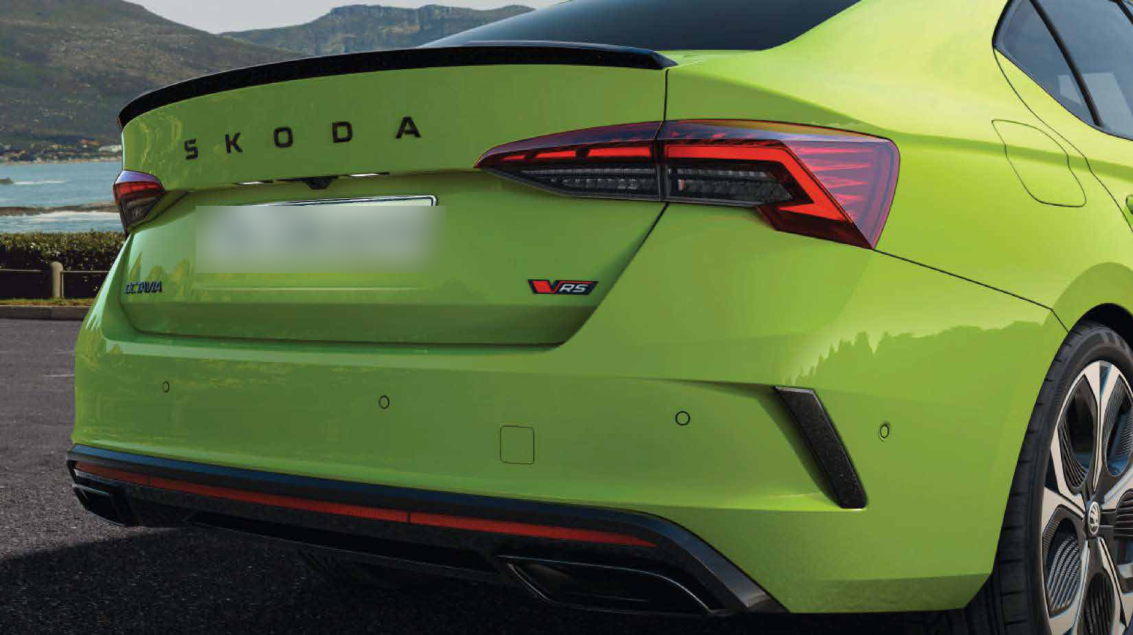 Skoda Octavia RS — Rear design with LED tail lights, gloss-black roof spoiler, VRS badge and black exhaust tips.