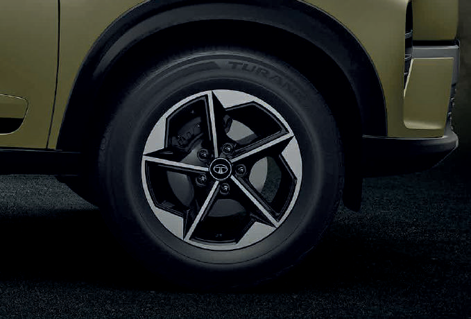 Tata Nexon — 16-inch diamond-cut alloy wheels (215/60 R16 on Creative and Fearless personas)