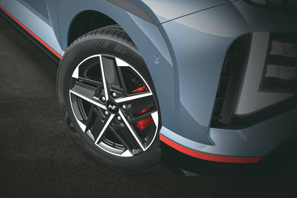 Hyundai Venue N Line — R17 (D=436.6 mm) diamond cut alloy wheels with N emblem and red brake calipers