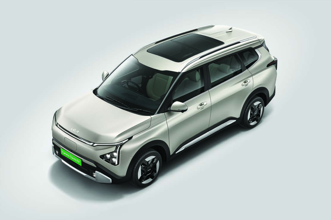 Kia Carens Clavis EV — Dual Pane Panoramic Sunroof and roof rails viewed from above