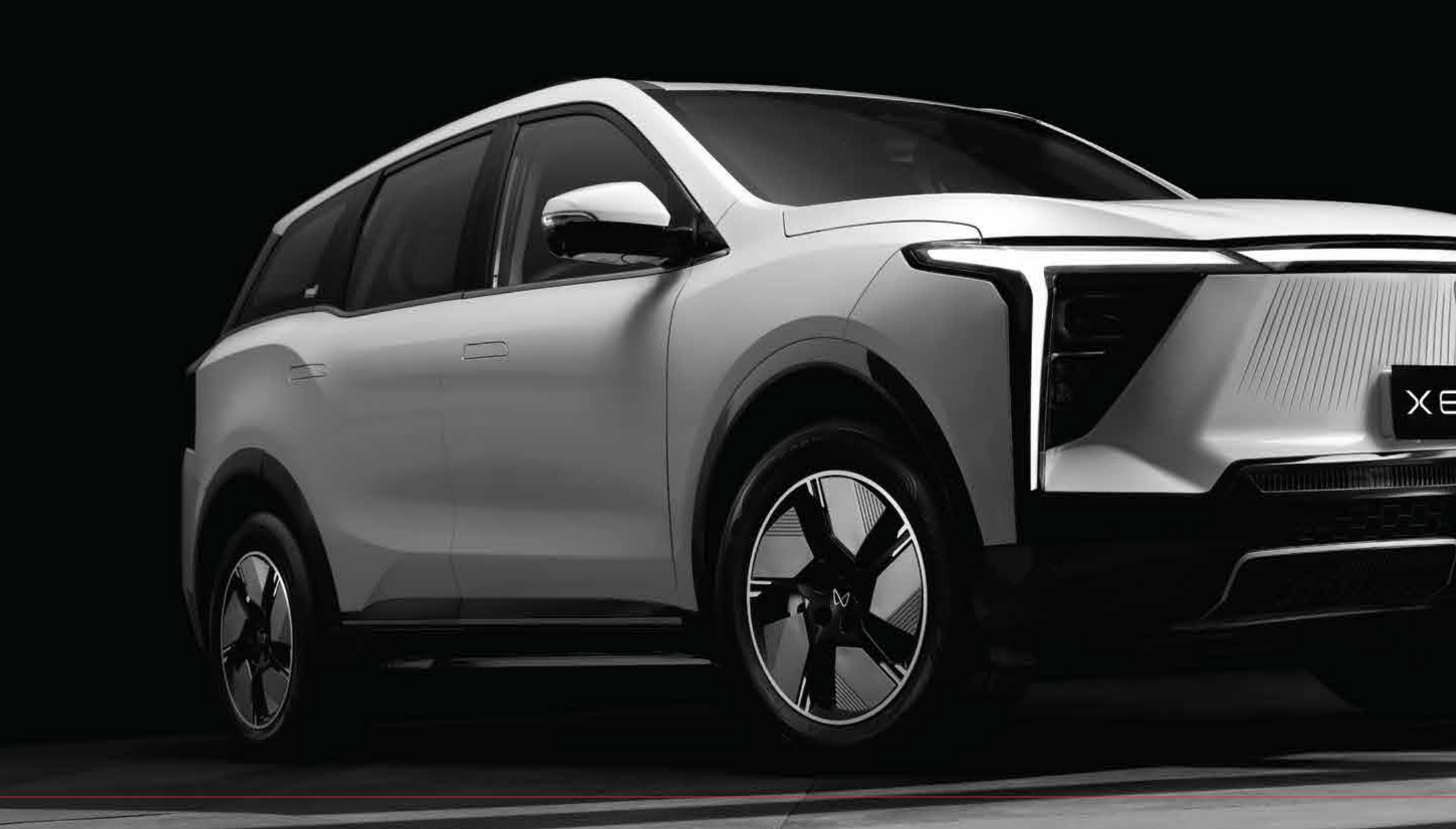 Mahindra XEV 9S — Front three-quarter view with the full-width illuminated light bar