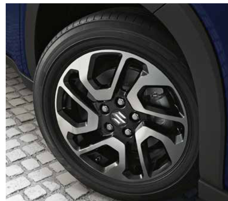Maruti Suzuki Invicto — Precision-cut dual-tone 17-inch alloy wheels shod with 215/60 R17 tyres.