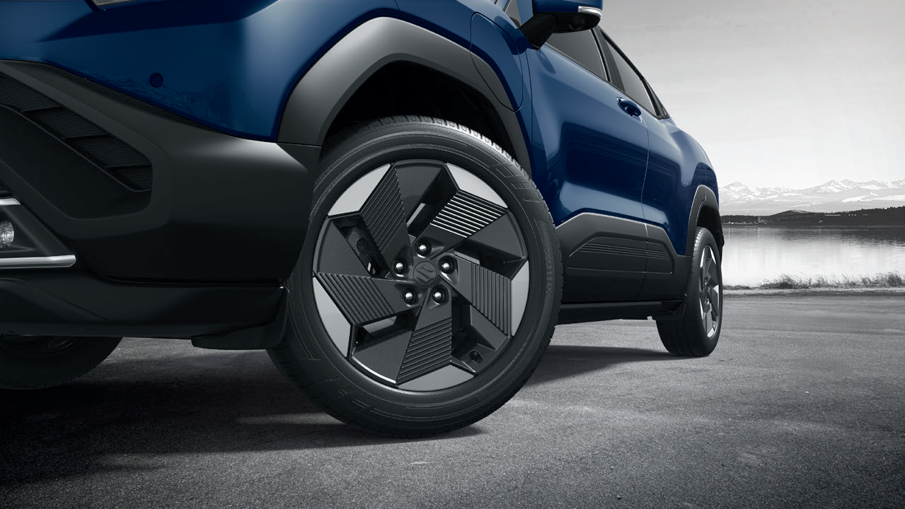 Maruti Suzuki e Vitara — Dual-tone machined aerodynamic alloy wheels with a turbine-style spoke pattern.