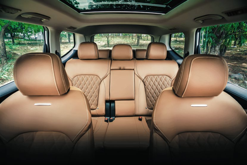 MG Gloster — Panoramic sunroof spanning the second and third rows