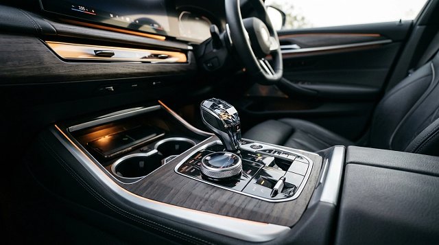 BMW 5 Series photo