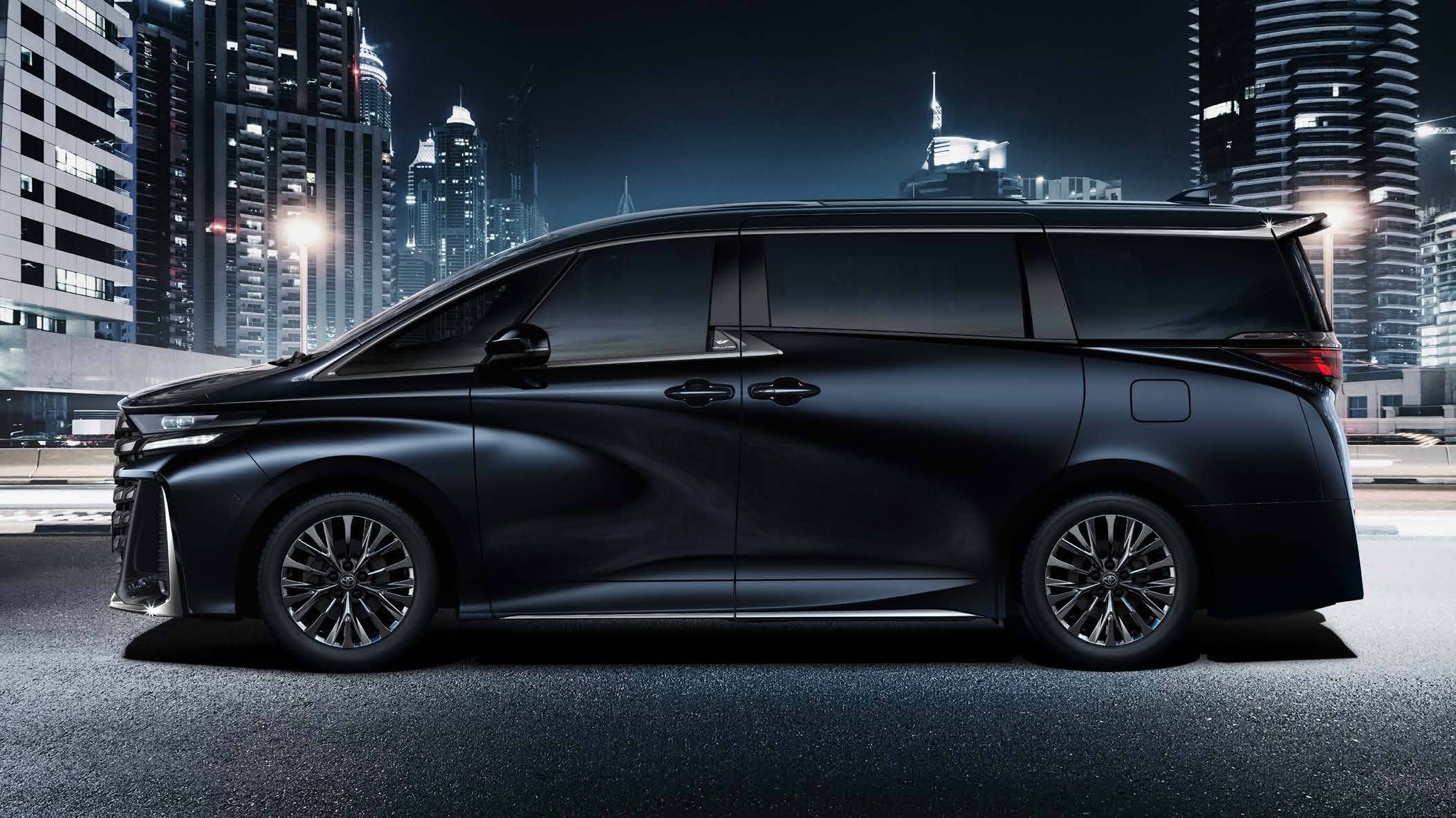 Toyota Vellfire — Dual-tone machine-finish 19-inch bright-and-dark alloy wheels