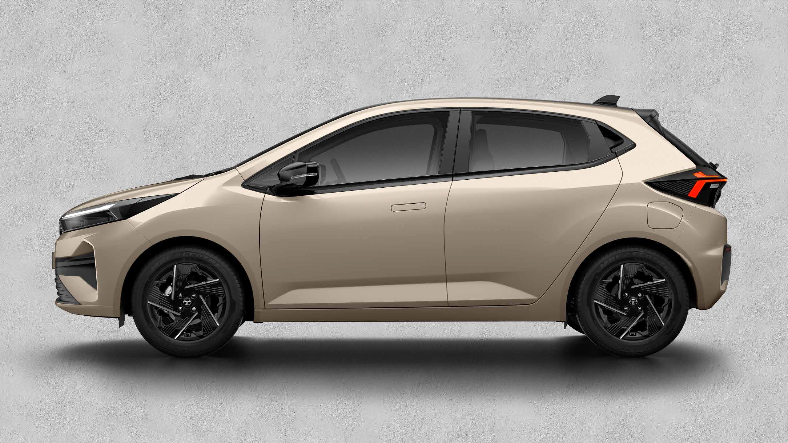 Tata Altroz — Side profile with flush door handles, blacked-out contrast roof and R16 Drag Cut alloy wheels