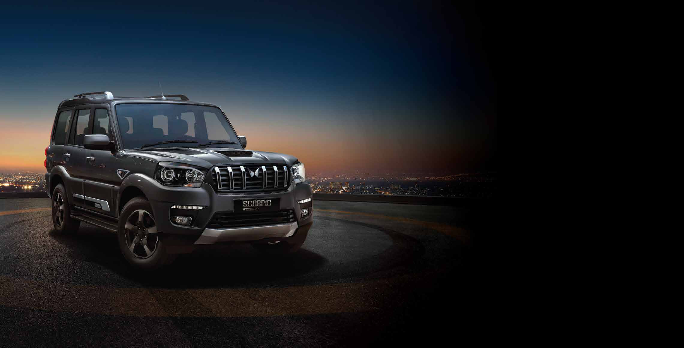 Mahindra Scorpio Classic — Bold front fascia with the Twin Peaks logo grille, projector headlamps and muscular bonnet scoop