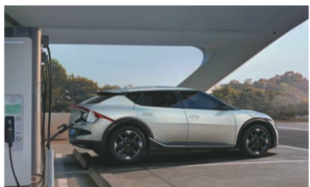 Kia EV6 — Ultra-fast DC charging takes the battery from 10 to 80 percent in about 18 minutes.