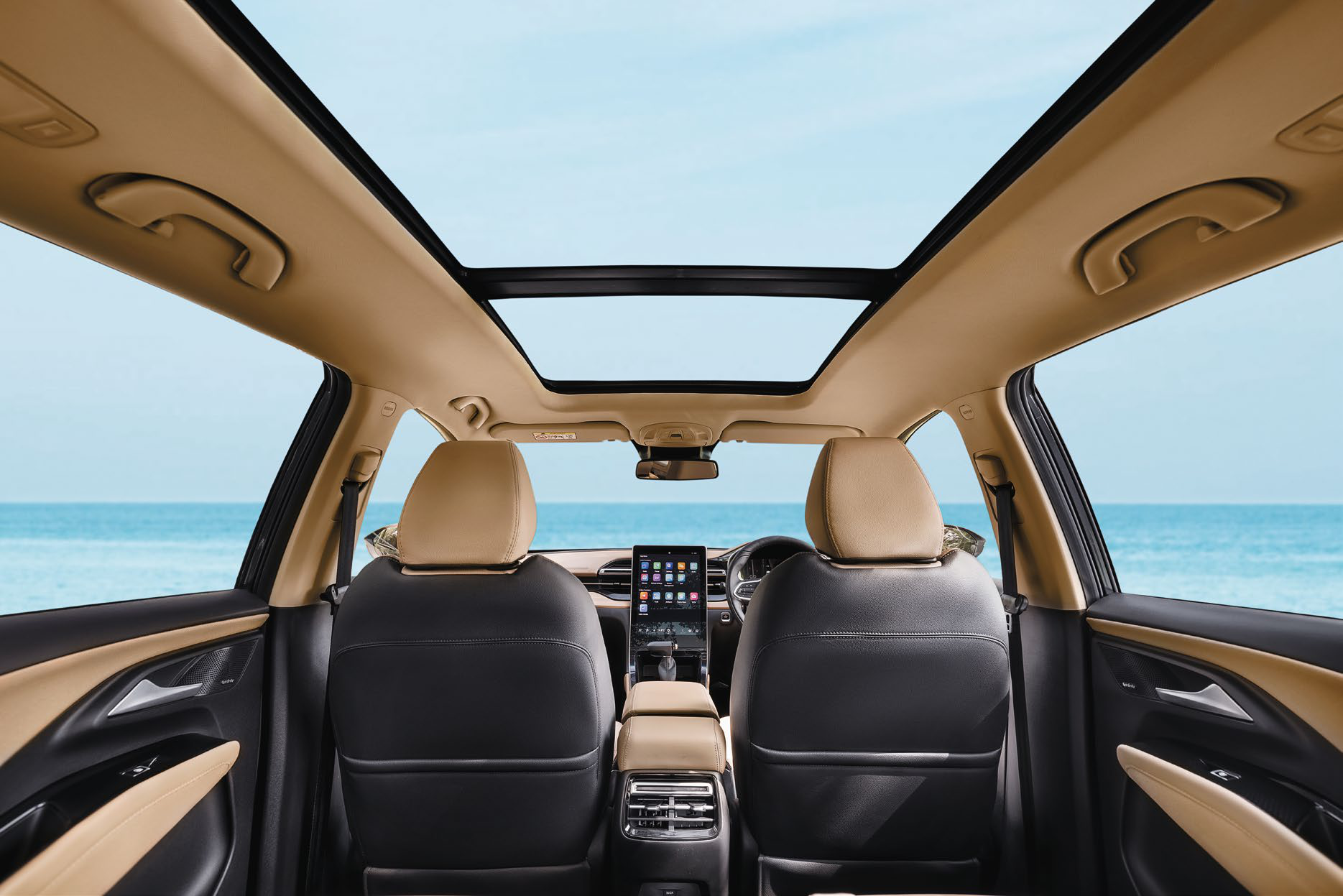 MG Hector Plus — Dual-pane panoramic sunroof