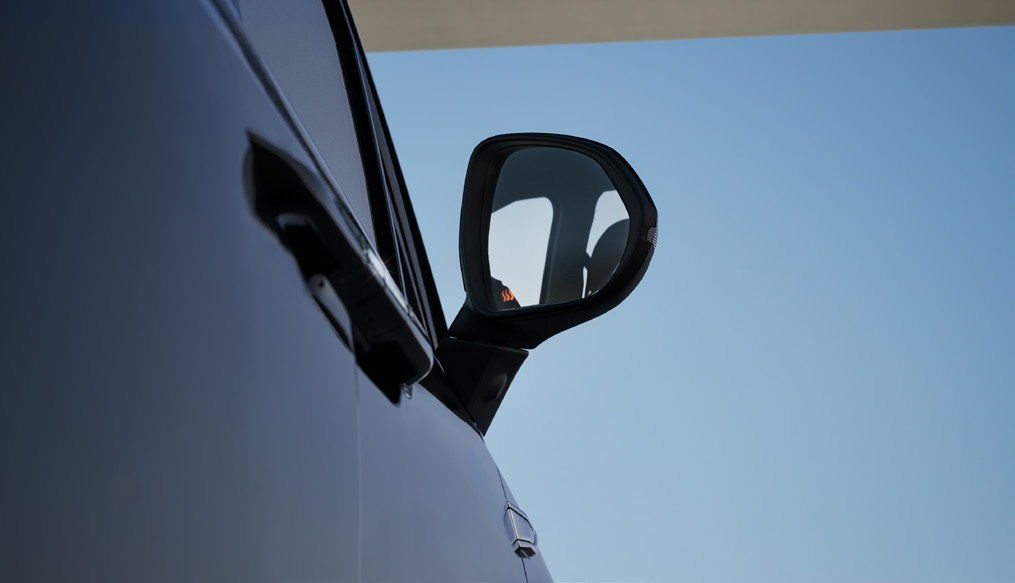MG M9 — Door mirror with blind-spot monitoring indicator.