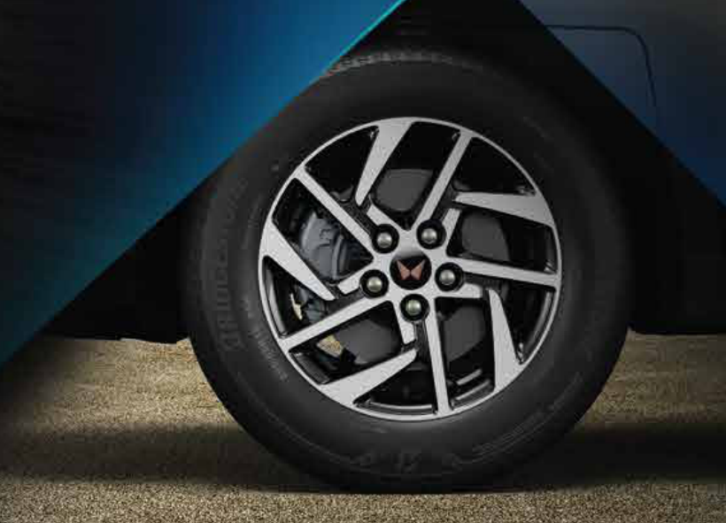 Mahindra XUV400 — R16 diamond cut alloy wheels