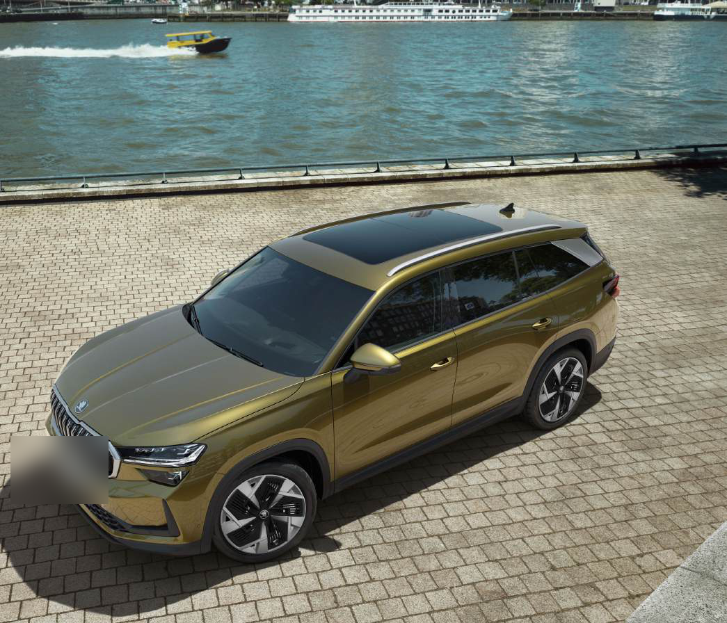 Skoda Kodiaq — Panoramic sunroof with silver roof rails