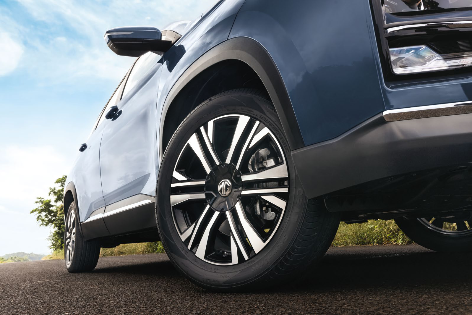 MG Hector Plus — Aura Bolt dual-tone alloy wheel