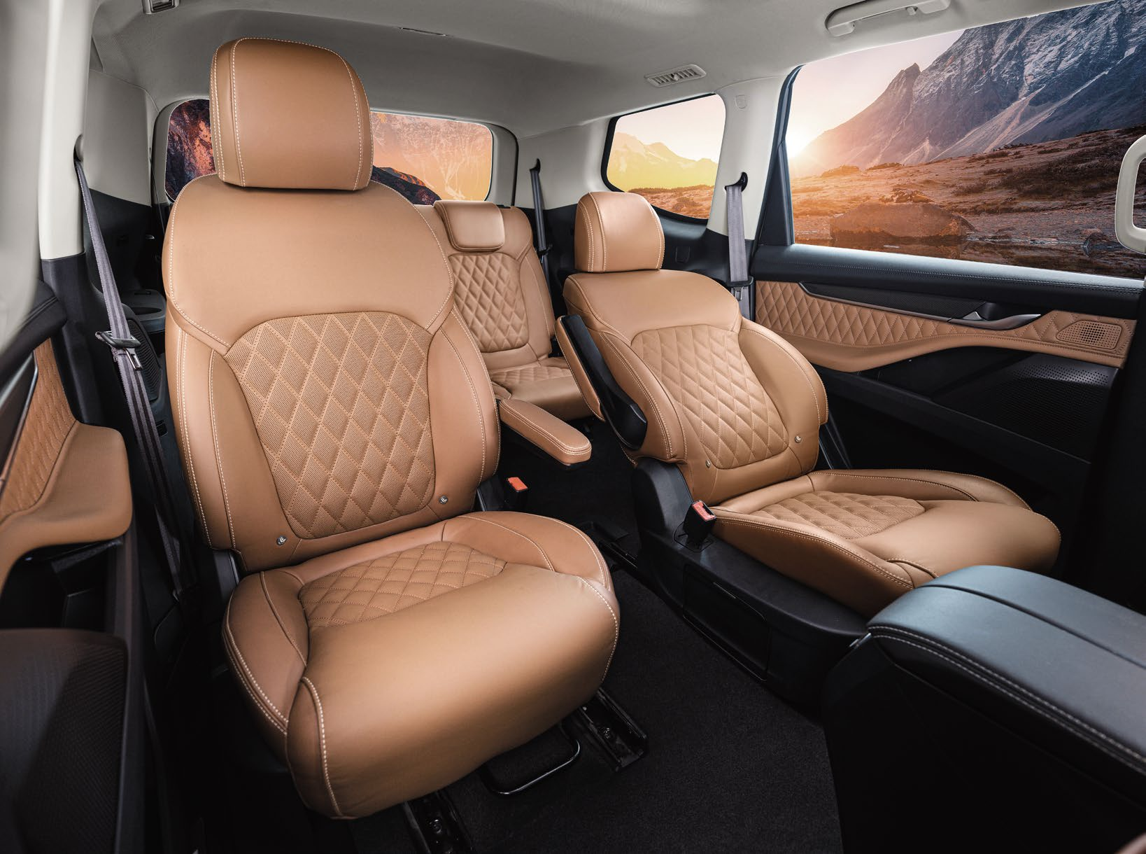 MG Gloster — Tan quilted-leather second-row captain seats