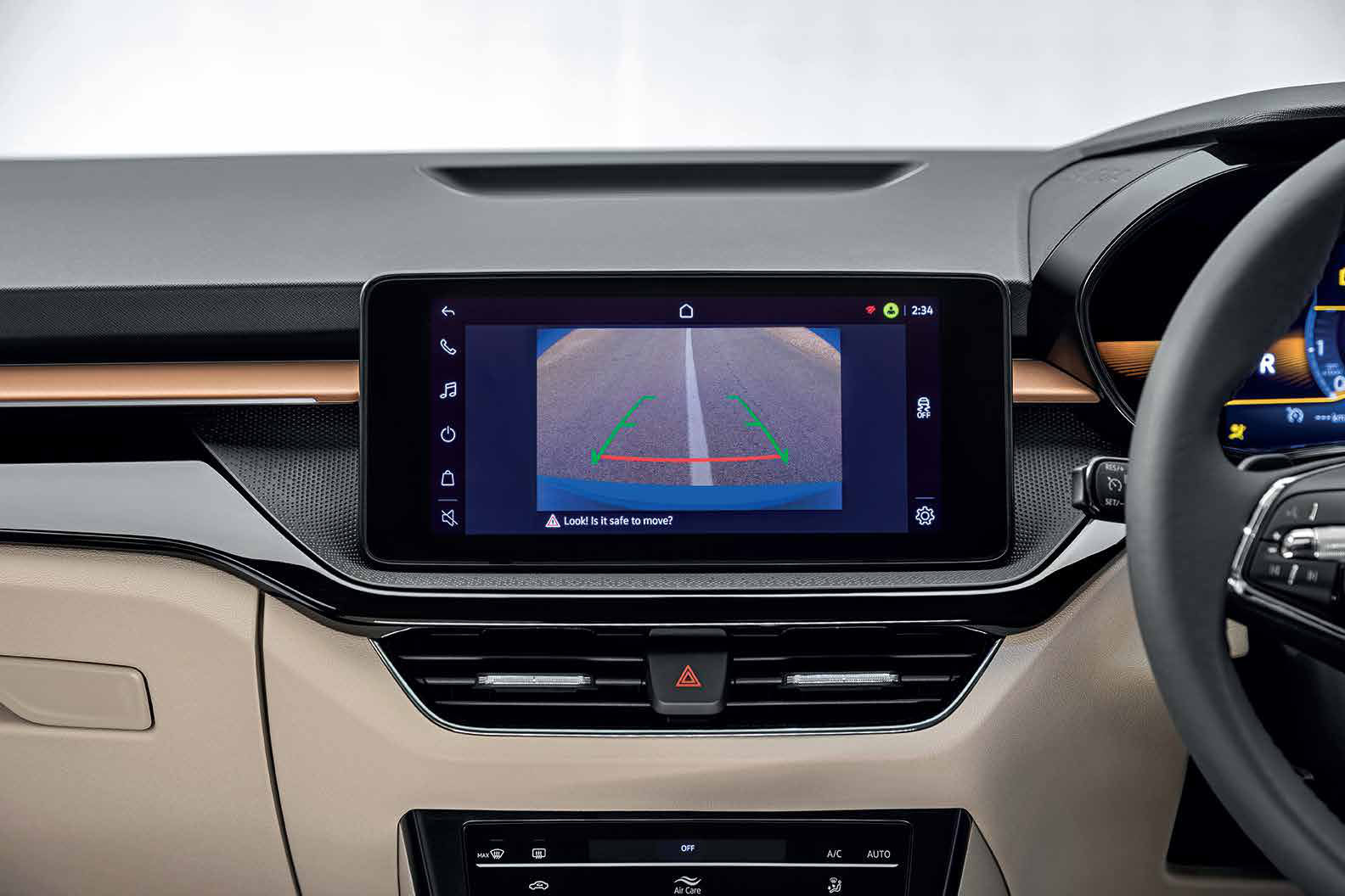 Skoda Slavia — Rear-view camera with dynamic parking guidelines on the touchscreen.