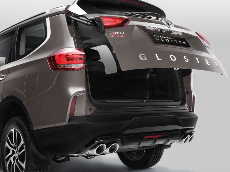 MG Gloster — Raised tailgate over the luggage bay with twin exhaust tips