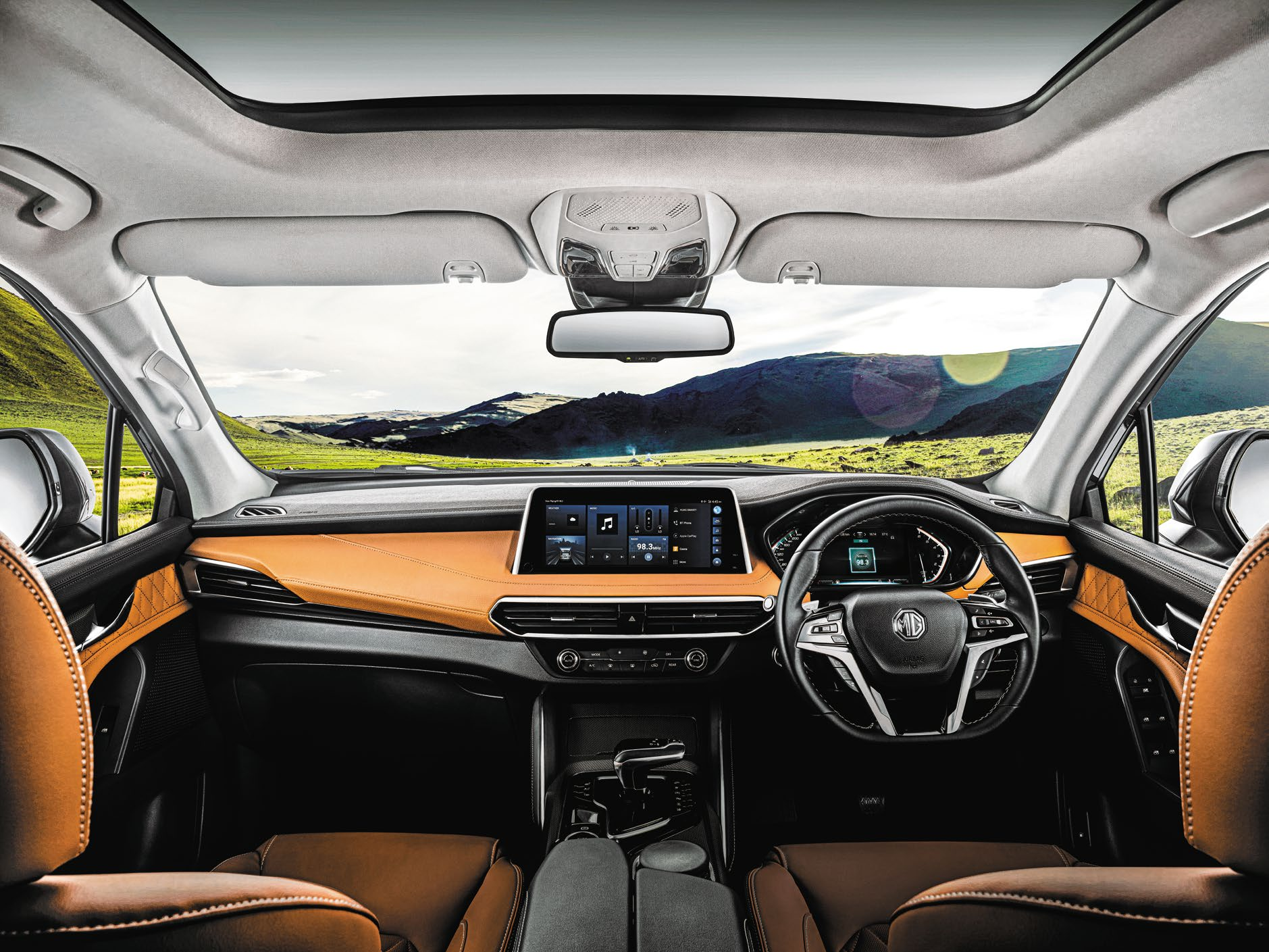 MG Gloster — Dual-tone dashboard with floating touchscreen and panoramic roof