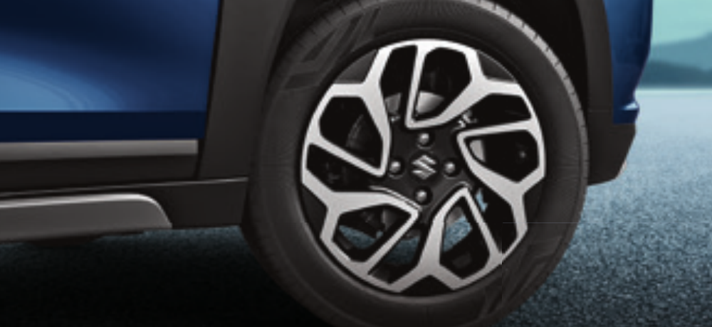 Maruti Suzuki Fronx — Geometric precision-cut dual-tone alloy wheels
