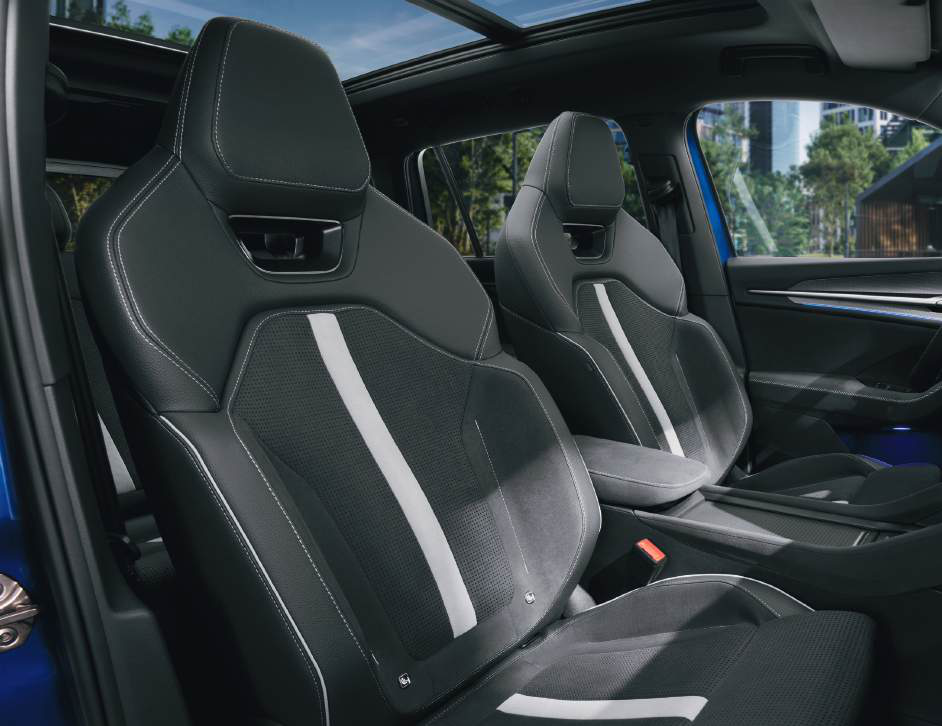Skoda Kodiaq — Sportline front sport seats with integrated headrests and contrast piping