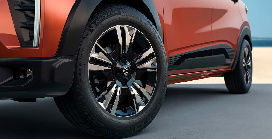Renault Triber — Dual-tone diamond-cut alloy wheels on Michelin tyres