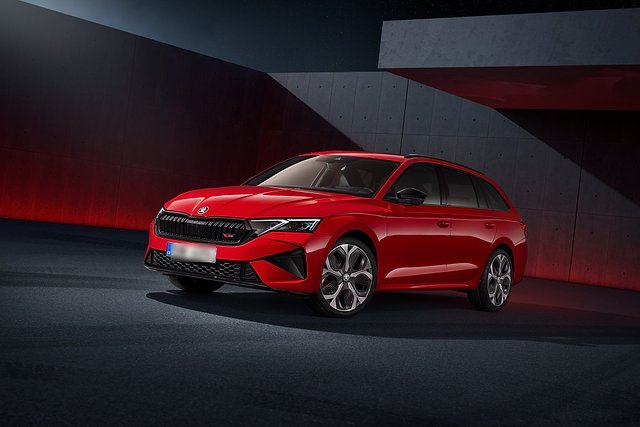 Skoda Octavia RS Combi front three-quarter studio