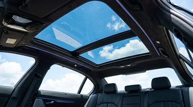 BMW 5 Series photo