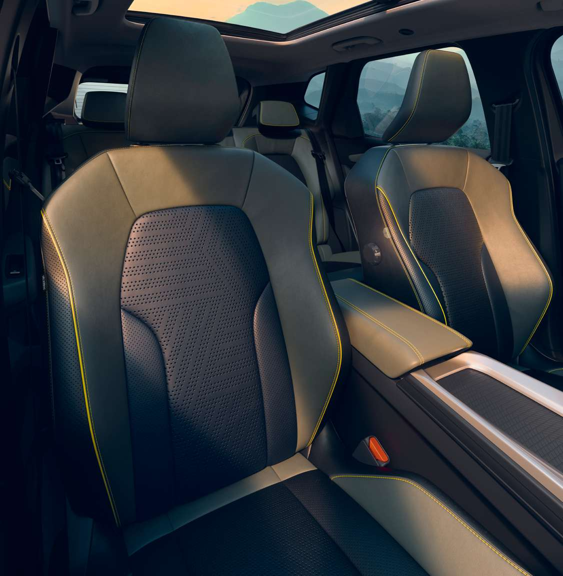 Renault Duster — Front ventilated leatherette seats with contrast yellow stitching