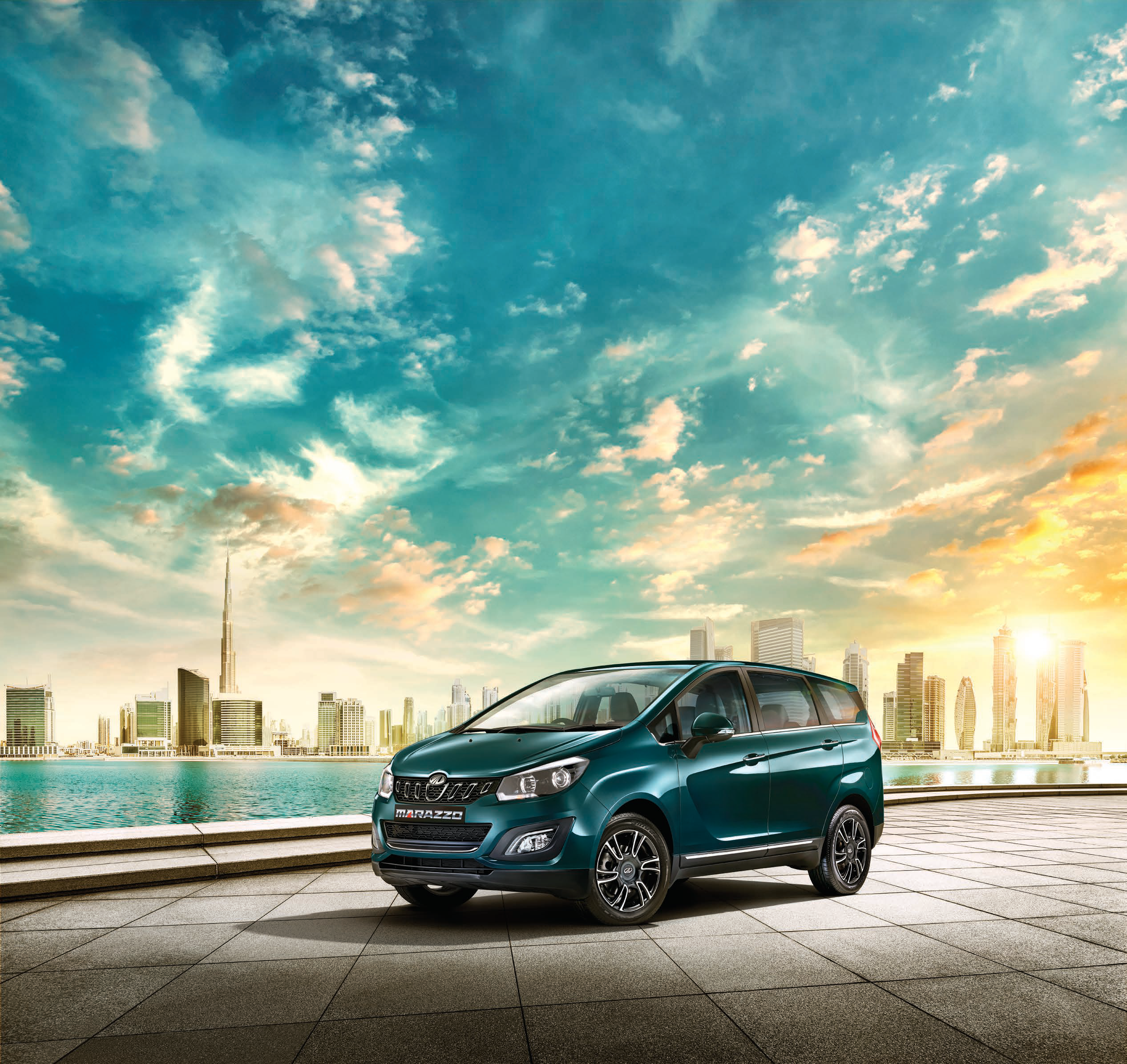 Mahindra Marazzo — Bold chrome-studded front grille with swept-back headlamps and front fog lamps