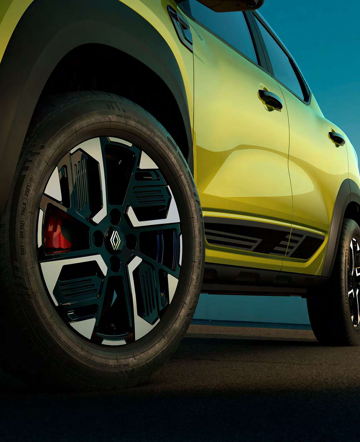Renault Kiger — Diamond-cut dual-tone alloy wheels with red-finished brake calipers.