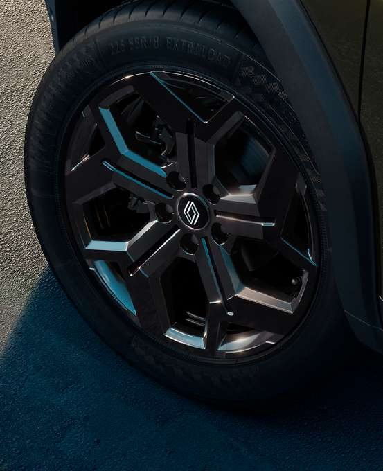 Renault Duster — 45.72 cm (18") Outback diamond-cut black alloy wheels