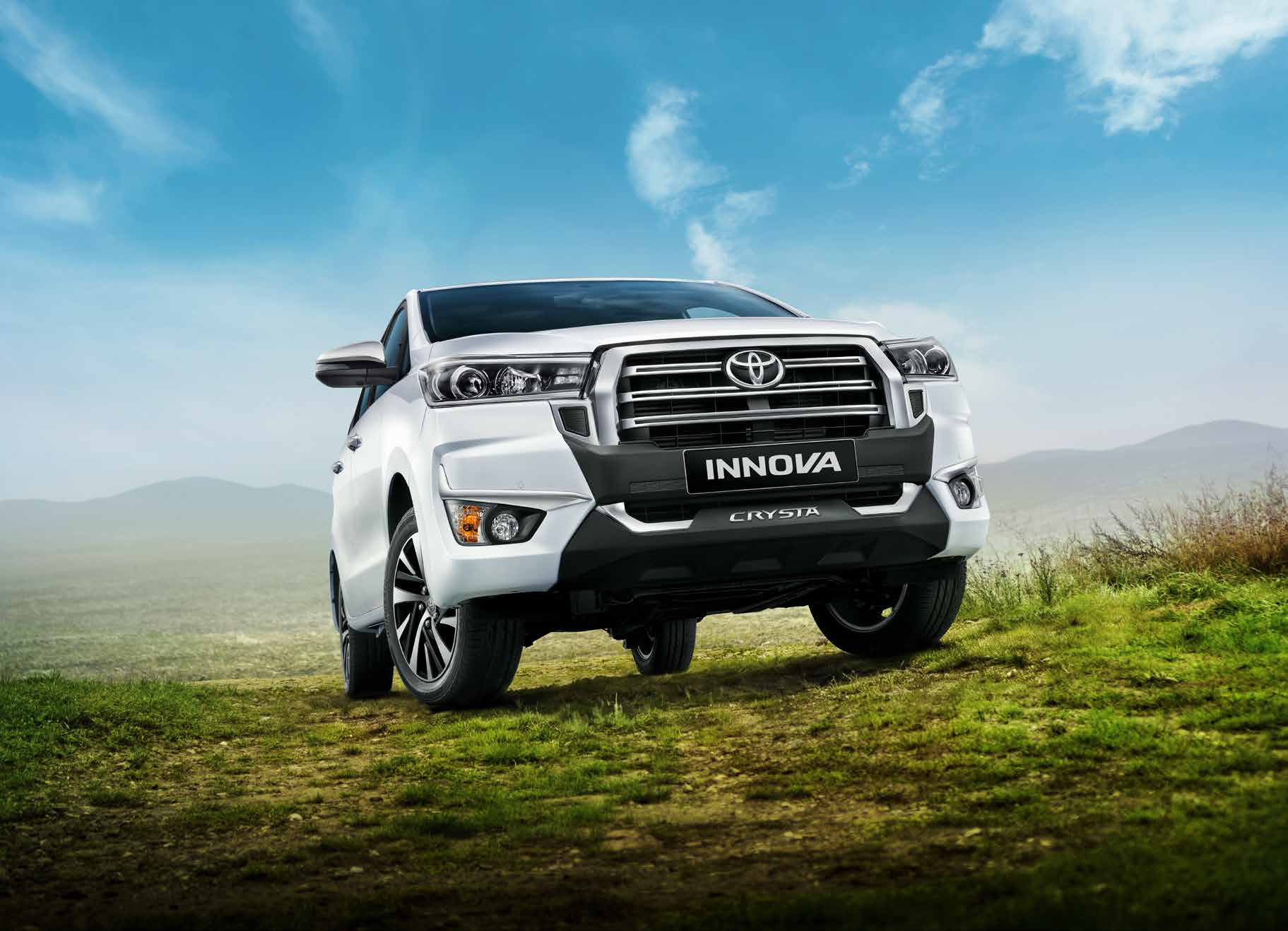 Toyota Innova Crysta — Chrome-slat front grille with projector headlamps and integrated fog lamps