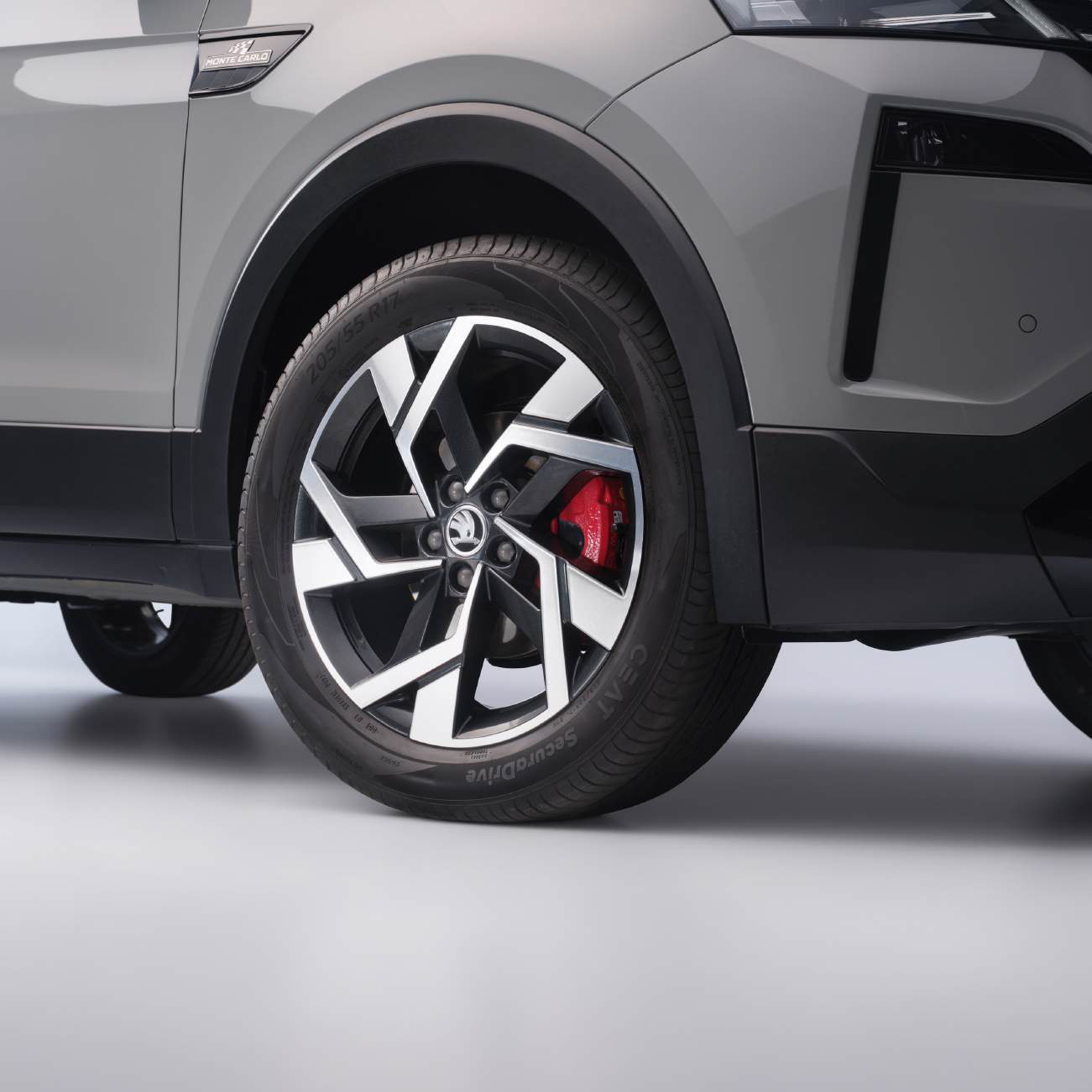 Skoda Kushaq — R17 machined alloy wheels with sporty red brake calipers