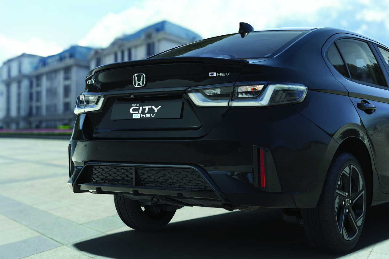 Honda City — Signature Z-Edge wrap-around LED tail lamps with clear-lens detailing and boot-lip spoiler