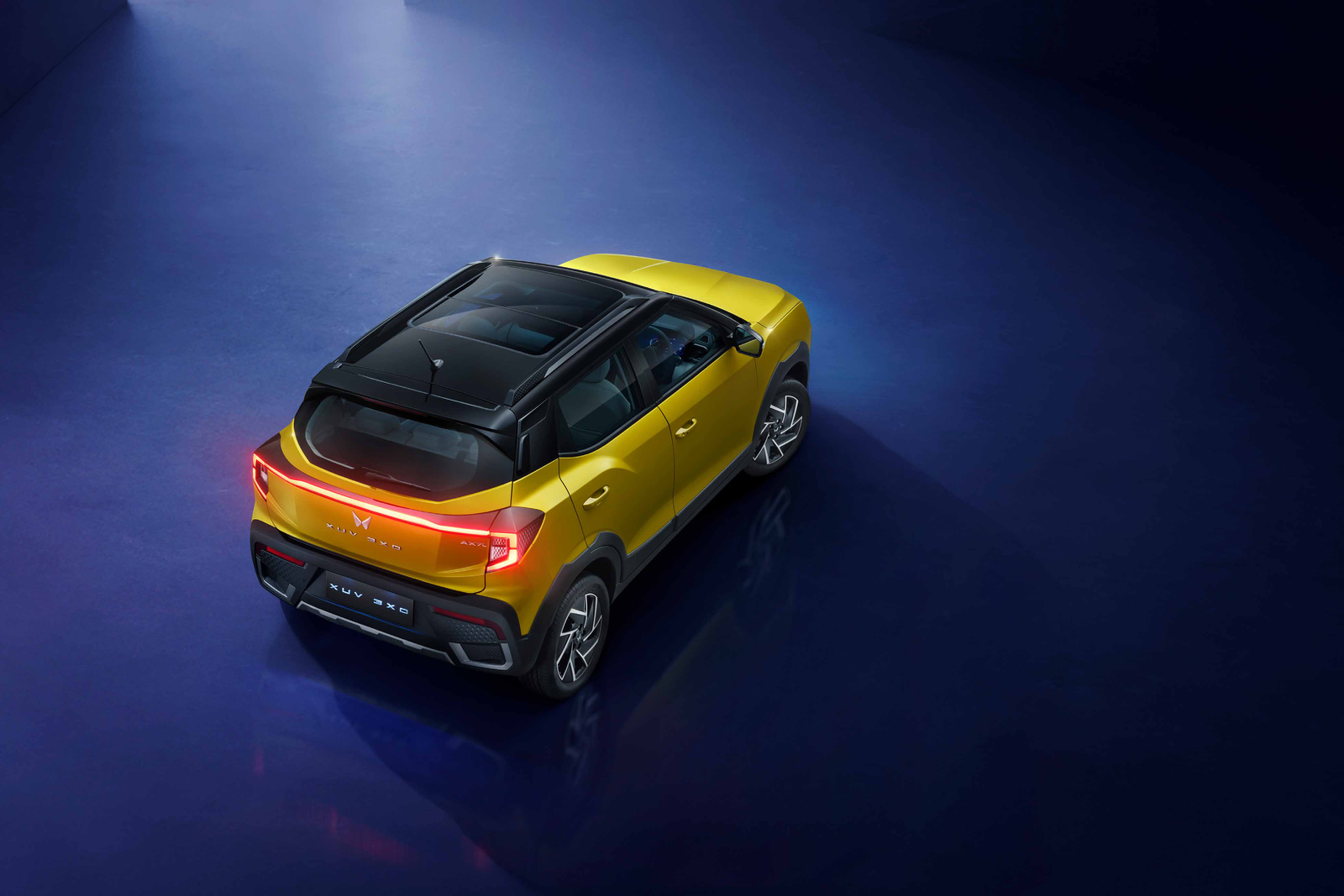Mahindra XUV 3XO — Dual-tone roof with Skyroof and connected Infinity LED tail lamp